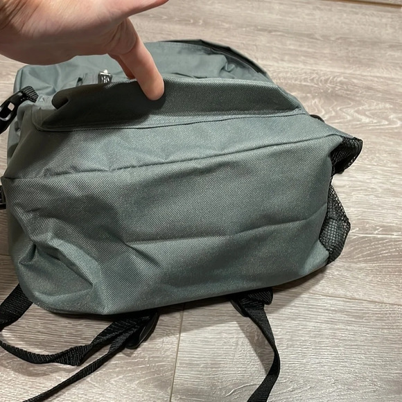 NWT Everest Gray Backpack with Black Details - Picture 9 of 11